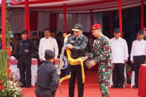 Pangkostrad Hadiri Penganugerahan Brevet Kehormatan Hiu Kencana Kepada Presiden Joko Widodo