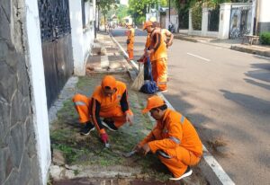 Bhabinkamtibmas Menteng Giat Kerjabakti 3 Pilar