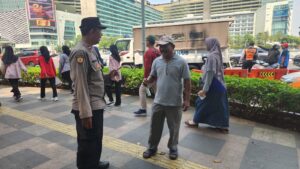 Kasubsi Dokliput Memberikan Penunjuk Arah Tujuan Warga Di Sekitar Bunderan HI