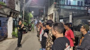 Pengamanan Wilayah Jelang Pilkada Kapolsek Johar Baru, Pimpin Apel Patroli Cipta Kondisi Tiga Pilar di RW 06 Kampung Rawa