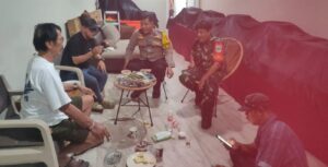 Cooling System Menjelang Pilkada, Bhabinkamtibmas dan Babinsa Tanah Tinggi Sambangi Ketua RT