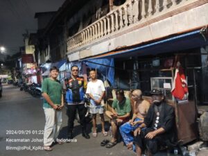 Patroli Dialogis Menjelang Pilkada Bhabinkamtibmas Kampung Rawa Sambang Ketua RT dan Warga