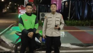 Patroli Malam Hari 1053 Samapta Polsek Metro Tanah Abang Dan Berikan Imbauan Kepada Pengendara Ojol