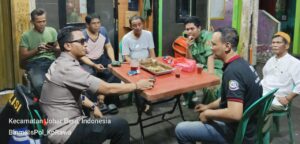 Memasuki Kampanye Pilkada Bhabinkamtibmas Kampung Rawa Sambangi Petugas Satkamling