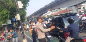 Kapolsubektor Tanah Tinggi Melaksanakan Pengaturan Lalu Lintas Pagi Hari Jalan Letjend Suprapto