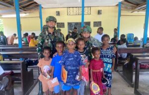 Perkuat Sinergi dengan Masyarakat, Yonif 501 Kostrad Bagikan Sembako di Kampung Ayata