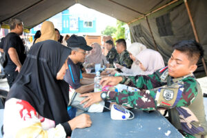 Satgas Pamtas Yonarmed 11 Kostrad Bersama Ikatan Apoteker Indonesia Gelar Pemeriksaan Kesehatan di Alun-Alun Kota Nunukan