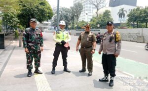 Menjelang Pilkada TNI dan Polri Patroli Bersama Di Depan Lippo Thamrin