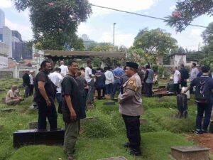 Bhabinkamtibmas Petamburan Takziah Warga RW 02 Sebagai Bentuk Rasa Belasungkawa