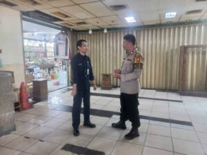 Bhabinkamtibmas Kebon Kacang Patroli Dialogis Dan Sambangi Satpam Blok C Pasar Tanah Abang