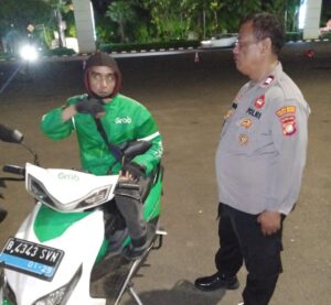 Patroli Malam Hari 1053 Samapta Polsek Metro Tanah Abang Dan Berikan Imbauan Kepada Pengemudi Ojol