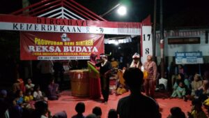 Warga Desa Mengori Pemalang Habiskan Malam Minggu Dengan Melihat Pentas Kesenian Sintren