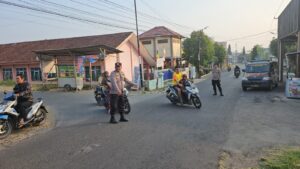 Pelayanan masyarakat Polsek Sedong Polresta Cirebon Melaksanakan Pengaturan Lalulintas Dan PH Di Depan SDN 2 Sedonglor