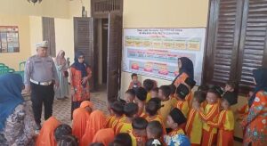 RA Raoudhotul Jannah Desa Japura Kidul Kecamatan Astanajapura Kabupaten Cirebon Kunjungi Polsek Lemahabang Guna Berikan Penyuluhan Lalu Lintas Pada Anak Didiknya