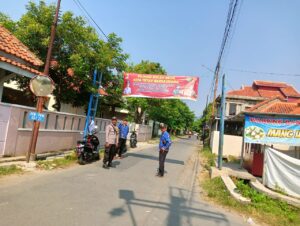 Bhabinkamtibmas Desa Balad Polsek Dukupuntang, Pasang Spanduk Himbauan Kamtibmas Jelang Pilkada Serentak Tahun 2024