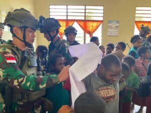 Satgas Pamtas Mobile Yonif 432 Kostrad Bagikan Seragam Sekolah untuk Anak-Anak Papua di Distrik Dal