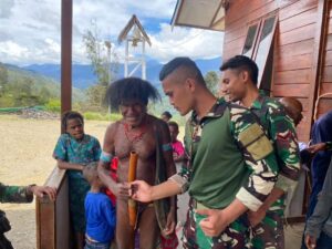 Satgas Yonif 509 Kostrad Berikan Bantuan Solar Cell, Alat Musik, dan Sembako untuk Jemaat Gereja Bazemba di Intan Jaya