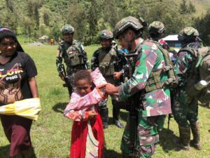 Minggu Berkah Satgas Yonif 323 Kostrad, Membagikan Pakaian Untuk Anak-Anak Pedalaman Papua Tengah