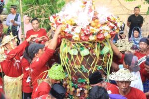 Dandenpom Divif 3 Kostrad Bersama Keluarga Besar Hadiri Tradisi Adat “Akbunene” di Desa Sokkolia