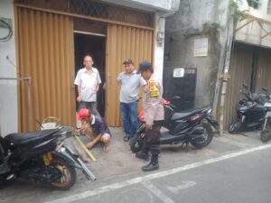Tingkatkan Sambang Jelang Pilkada DKI Jakarta, Bhabinkamtibmas Kelurahan Kartini Ngobrol Bareng Warga dan Ketua RT