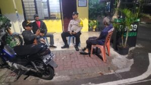 Bhabinkamtibmas Johar Baru Sambang Ke Pos Kamling Ajak Jaga Wilayah Aman Masa Kampanye Pilkada.