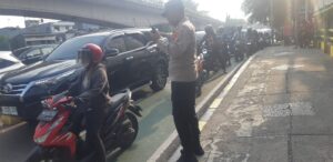 Kapolsubektor Tanah Tinggi Melaksanakan Pengaturan Lalu Lintas Pagi Hari Jalan Letjend Suprapto
