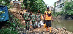 HUT TNI ke 79 TNI, Koramil 01/Jatinegara Bersih-bersih Ciliwung