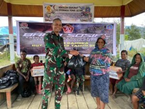 Satgas Yonif 323 Buaya Putih Berikan Bantuan Sembako Dalam Rangka HUT Ke-79