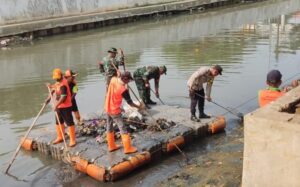 Sinergitas Tiga Pilar: Karya Bhakti Pembersihan Anak Kali Ciliwung dalam Rangka HUT TNI ke-79