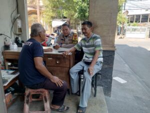 Bhabinkamtibmas Kelurahan Karang Anyar Sambangi Tokoh Masyarakat dalam Rangka Pilkada Serentak 2024