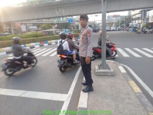 Panit 3 Unit Samapta Polsek Senen Gatur Lalin Pagi Antisipasi Padat Lalin