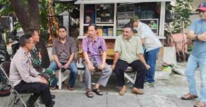 Tingkatkan Sinergitas TNI – Polri Jelang Pilkada Bhabinkamtibmas Cempaka Putih Timur Bersama Babinsa Sambangi Warga