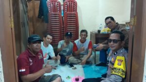 Menjelang Pilkada DKI Jakarta Bhabinkamtibmas Kampung Rawa bersama Kanit Reskrim Sambangi Ketua RT dan Staf RW