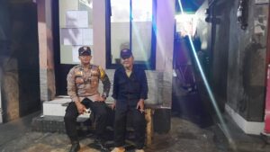 Bhabinkamtibmas Kelurahan Kampung Rawa Sambangi Petugas Pos Kamling RW 08 Jelang Pilkada DKI Jakarta