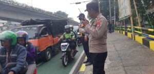 Kapolsubektor Tanah Tinggi Melaksanakan Pengaturan Lalu Lintas Pagi Hari Jalan Letjend Suprapto