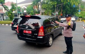 Bhabinkamtibmas Gondangdia Gatur Lalin Pagi Antisipasi Padat Lalin