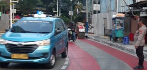 Anggota Polsubsektor Blora Gatur Lalin Pagi Hari Antisipasi Padat Lalin