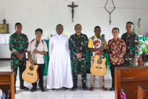 Bahagia Ibadah Minggu Bersama TNI, Jamaah Gereja Terima Dukungan Sarana Ibadah Dari Satgas Yonif 503 Kostrad