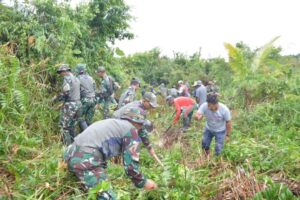 Dansatgas Pamtas Yonarmed 11 Kostrad Pimpin Karya Bakti di Desa Sekaduyan Taka