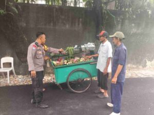Bhabinkamtibmas Benhil Patroli Dialogis Pagi Hari Dan Kunjungi Keamanan Dan Warga Di Lingkungan RT 13 RW 04