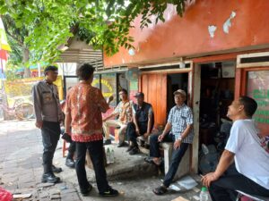 Jelang Pilkada DKI Kapolsubsektor Kayu Awet Bersama Bhabinkamtibmas Patroli Dialogis Sambangi Tokoh Masyarakat dan Warga