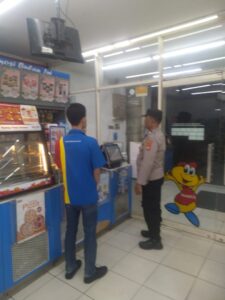 Kapolsubsektor Galur Patroli Dialogis dan Sambang Indomaret, Antisipasi Gangguan Kamtibmas