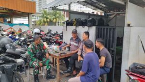 Jelang Pilkada DKI Bhabinkamtibmas Dan Babinsa Karet Tengsin Patroli Dialogis Dan Sambangi Petugas Keamanan Kedai Swadarma
