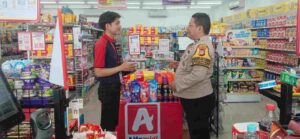 Bhabinkamtibmas Cempaka Putih Barat Sambang Ke Mini Market
