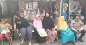 Bhaninkamtibmas Cempaka Putih Timur Patrolli Wilayah Ajak Warga Tetap Jaga Kerukuan Jelang Pilkada