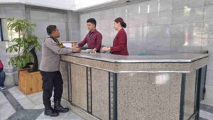 Bhabinkamtibmas Gelora Sambangi Karyawan Kompas Gramedia Berikan Imbauan Kamtibmas