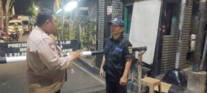 Patroli Dialogis Dini Hari, Bhabinkamtibmas Petamburan Sambangi Poskamling RT 01/06
