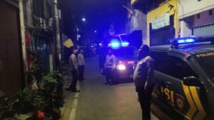 Patroli Dini Hari Di Pemukiman Masyarakat