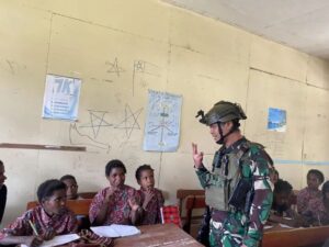Peduli Pendidikan, Satgas Pamtas Yonif 432 Kostrad Berikan Pelajaran Bahasa Inggris untuk Anak-Anak Papua di Distrik Dal