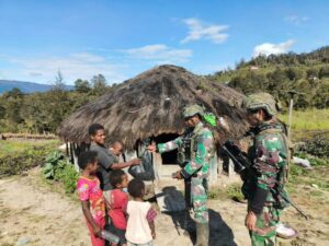 Satgas Yonif 323 Berbagi Kasih Dalam Rangka HUT Ke-79 TNI di Kampung Aminggaru